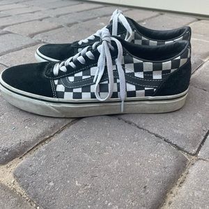 Size 8.5 men’s checkered vans. (Size 9.5 women’s)
